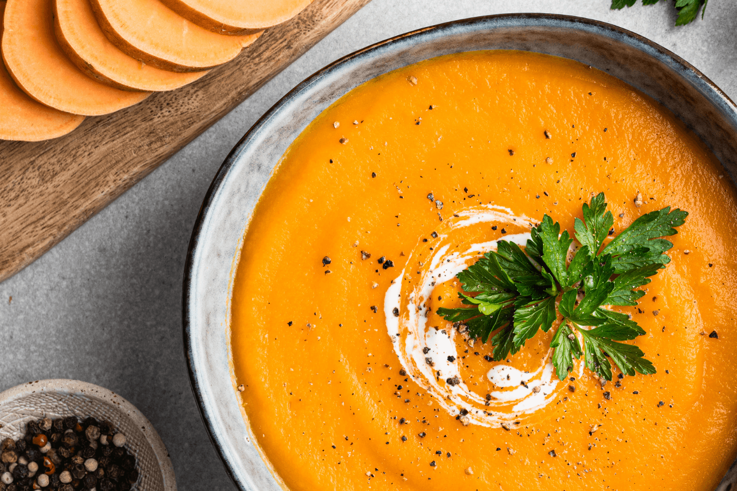 Krémová polévka z batátů a mrkve s kokosovým mlékem